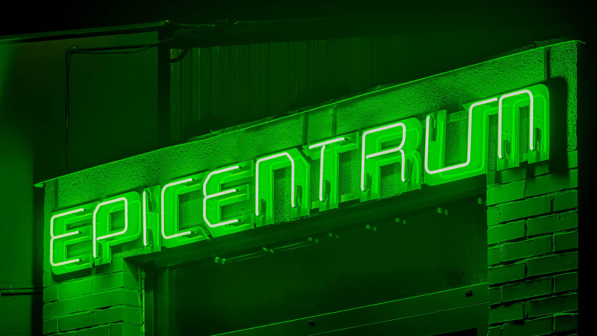 epicentre-fietsen-literatuur-groot-formaat-luminescent-base-plex-neon-gemonteerd-op-hoogte-op-een-gebouw